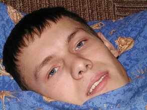 Dark-haired twink posing in the bed and showing feet
