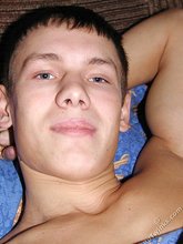 Dark-haired twink posing in the bed and showing feet