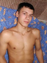 Dark-haired twink posing in the bed and showing feet