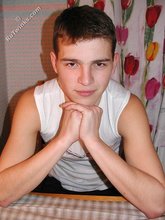 Brown-eyed twink posing and showing that shirtless body