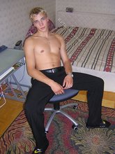 Beautiful twink blonde posing and shaving for you