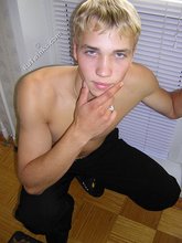 Beautiful twink blonde posing and shaving for you