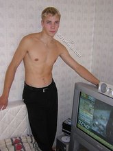 Beautiful twink blonde posing and shaving for you