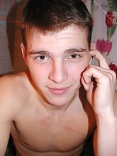Brown-eyed twink licks his own armpits and shows that ass