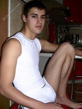 White get-up twink posing with his ass close to the cam