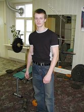 Jacked-up twink wants to pump some more iron