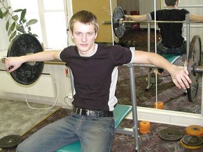 Jacked-up twink wants to pump some more iron
