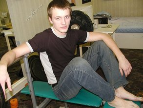 Jacked-up twink wants to pump some more iron