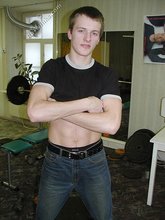 Jacked-up twink wants to pump some more iron