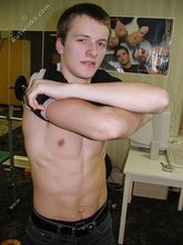 Jacked-up twink wants to pump some more iron
