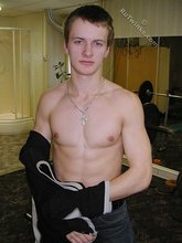 Jacked-up twink wants to pump some more iron