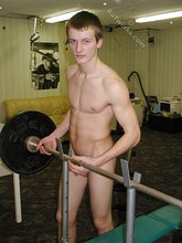 Jacked-up twink pumping iron totally naked
