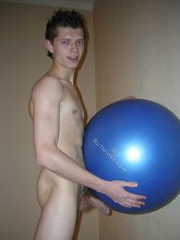 Wet hair twink hottie tries to fuck a fitness ball