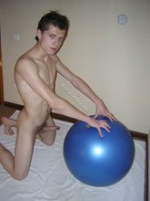 Shredded stud lands his pretty ass on a fitness ball