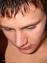 Brown-haired and tanned twink shows his feet up close