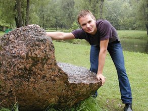 Blonde guy showing his sexy body outdoors