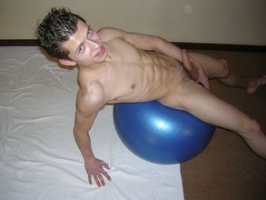 Spiked hair dark-haired hottie decides to fuck the wall
