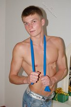 Blond-haired twink showing off his sexy abs on cam