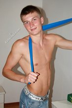 Blond-haired twink showing off his sexy abs on cam