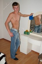 Blond-haired twink showing off his sexy abs on cam