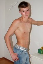 Blond-haired twink showing off his sexy abs on cam