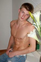 Blond-haired twink showing off his sexy abs on cam