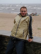 Jeans-wearing dude showing his amazing body on cam