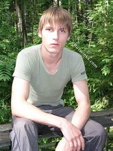 Blue-eyed twink shows his sexy shirtless body outdoors