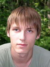 Blue-eyed twink shows his sexy shirtless body outdoors