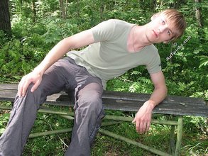 Blue-eyed twink shows his sexy shirtless body outdoors