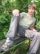 Blue-eyed twink shows his sexy shirtless body outdoors