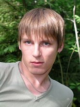 Blue-eyed twink shows his sexy shirtless body outdoors