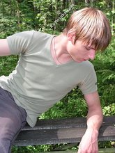 Blue-eyed twink shows his sexy shirtless body outdoors