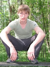 Blue-eyed twink shows his sexy shirtless body outdoors