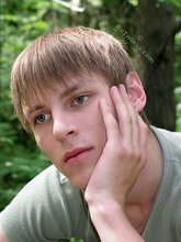 Blue-eyed twink shows his sexy shirtless body outdoors