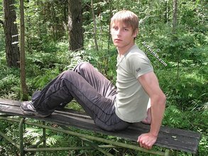 Blue-eyed twink shows his sexy shirtless body outdoors
