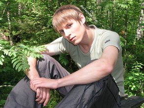 Blue-eyed twink shows his sexy shirtless body outdoors