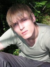 Blue-eyed twink shows his sexy shirtless body outdoors