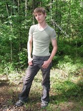 Blue-eyed twink shows his sexy shirtless body outdoors