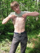Blue-eyed twink shows his sexy shirtless body outdoors