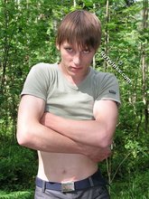 Blue-eyed twink shows his sexy shirtless body outdoors