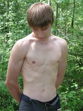 Blue-eyed twink shows his sexy shirtless body outdoors