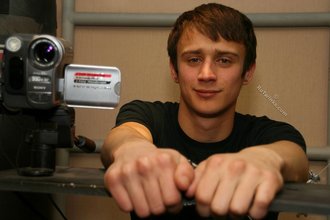 Sporty dark-haired twink takes his t-shirt off