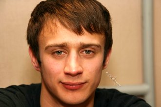 Sporty dark-haired twink takes his t-shirt off