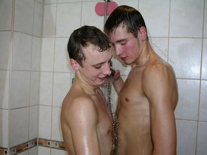 Two naked twinks are making out in the shower