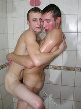 Two naked twinks are making out in the shower