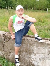 Baseball cap and jorts-wearing twink posing outdoors