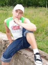 Baseball cap and jorts-wearing twink posing outdoors