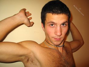 Muscular twink shows his gorgeous body on camera