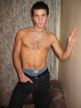 Muscular twink shows his gorgeous body on camera